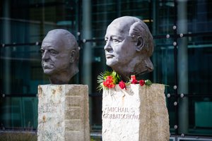 Berlynas per M. Gorbačiovo laidotuves nuleis vėliavas iki pusės stiebo