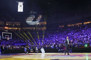 Europos čempionate pagerbtas D. Nowitzki – į arenos palubę iškelti žaidėjo žaidėjo marškinėliai, legendai dėkojo visa arena