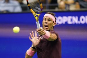 Skausmingai komiška situacija – laimėjęs „US Open“ turnyro mačą R. Nadalis rakete vos nesulaužė sau nosies