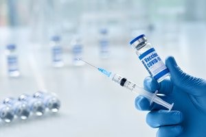 Europos Komisija registravo vakcinas nuo omikron atmainos