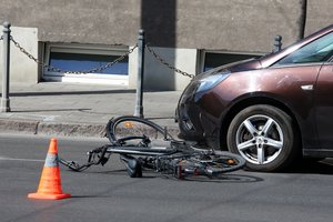  Panevėžio krašte – skaudžios avarijos: traumą patyrė dviratinininkė, „Audi“ nuo smūgio rėžėsi į atitvarus