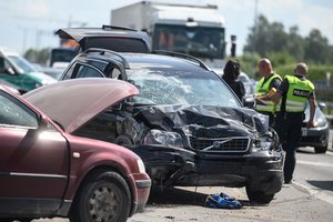 Kraupi avarija Šakių rajone – susidūrus dvem automobiliams, žuvo moteris
