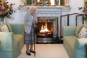 Karalienės Elizabeth II gydytojai sunerimę dėl jos sveikatos, pas ją į Škotiją vyksta artimieji