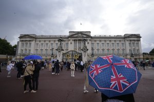 Susirūpinę dėl karalienės Elizabeth II sveikatos prie Bakingamo rūmų renkasi minios žmonių