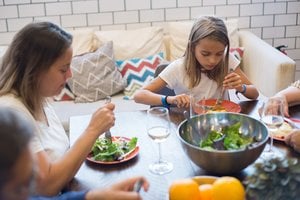 5 frazės, kurių tėvai negali sakyti vaikams valgio metu: mes užaugome su jomis