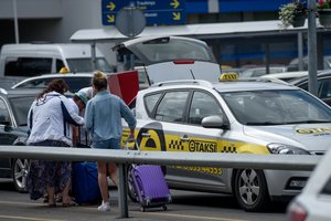 Sostinės taksi įmonės įtaria savivaldybę lobizmu: dėl naikinamų juostų klientams teks važiuoti ilgiau ir mokėti daugiau