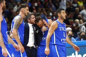 Šokas Europos čempionate: be trenerio likę italai išspyrė Serbiją iš pirmenybių