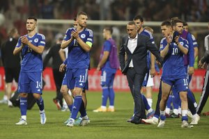 Bosnių sprendimas žaisti draugiškas futbolo rungtynes su Rusija sukėlė įsiūtį: sukilo rinktinės žvaigždės ir sirgaliai