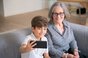 Tyrimas rodo, kad močiutės gali turėti stipresnį ryšį su anūkais nei su savo vaikais