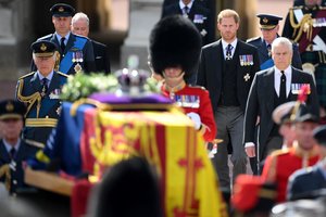 Lydėdami Elizabeth II karstą princai Harry ir Williamas demonstravo vienybę