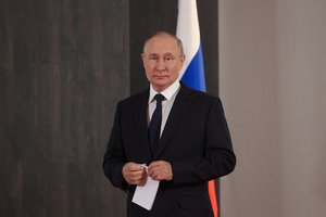 V. Putinui vėl teko nejaukiai stoviniuoti: šį kartą laukti privertė Kirgizijos prezidentas