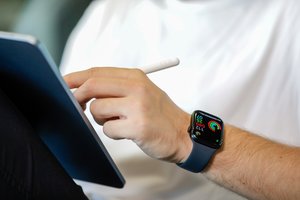 Naujieji „Apple Watch“ išmanieji laikrodžiai jau Lietuvoje: išskirtinis dėmesys sveikatos rodikliams