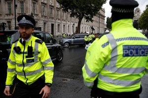 Londone du policininkus peiliu sužeidusiam vyrui pateikti kaltinimai