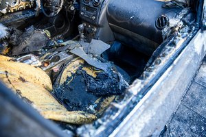 Rokiškio rajone padegtas namo kieme stovėjęs „VW Golf“ automobilis
