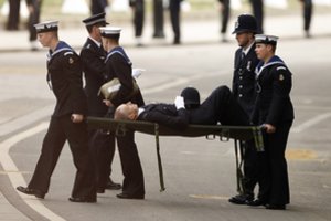 Karalienės Elizabeth II laidotuvėse – daugybė incidentų: alpstantys pareigūnai, maisto konfiskacija ir medikų pagalba šimtams žiūrovų