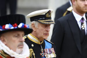 Karalienės Elizabeth II laidotuvėse – liūdesys ir karališkos ašaros: Charlesas III sunkiai tvardė emocijas