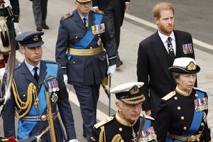 Kūno kalbos ekspertė per Elizabeth II laidotuves pastebėjo tarp Harry ir Williamo tvyrančią įtampą