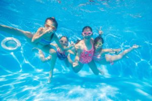 Pasiūlymu nemokamai mokyti vaikus plaukti naudojasi ir tos savivaldybės, kurios baseinų neturi: prisidėti tenka ir tėvams
