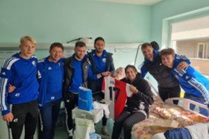 Sunkią traumą patyręs futbolininkas G. Kulbis sveiksta Palangos ligoninėje: sulaukė komandos draugų vizito