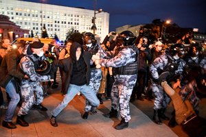 Rusijos miestuose prasidėjo protestai prieš dalinę mobilizaciją: policija naudoja smurtą, suima vis daugiau žmonių
