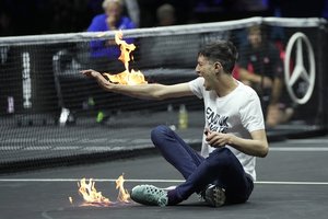 Teniso mačo metu protestuotojas save pasidegė