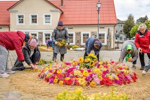 Švėkšną papuošė gyventojų kurti gėlių kilimai: vyriausiam talkininkui net 85-eri