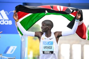 Nepavargstantis: Kenijos bėgikas E. Kipchoge Berlyne pagerino pasaulio maratono rekordą