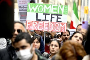 ES smerkia „nepateisinamą ir nepriimtiną“ protestų malšinimą Irane