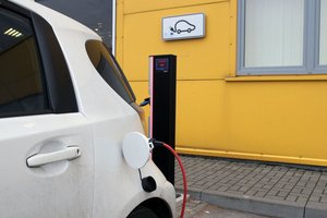 Kylančios elektros kainos negąsdina elektromobilių pirkėjų: mašinas perka vis naujesnes, turgų – aplenkia