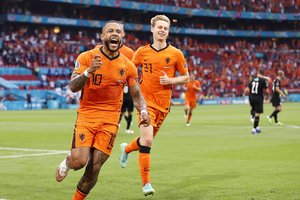 Smūgis Nyderlandų futbolo rinktinei: traumas patyrę M. Depay ir F. de Jongas sugrįžo į Barseloną