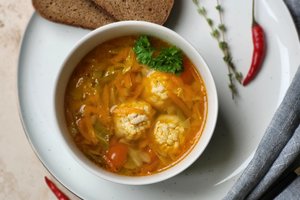Paprasta daržovių sriuba su mėsos kukuliais – tokią mėgsta visa šeima 