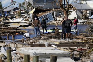 Išsigelbėti nuo uragano „Ian“ bet kokiomis priemonėmis: vyras katastrofą išgyveno plūduriuodamas ant sofos