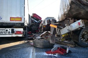 Didelė avarija Panevėžio rajone: susidūrus 2 sunkvežimiams nukentėjo vairuotojas