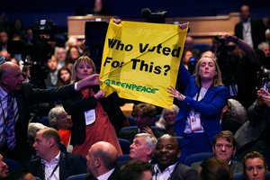 „Greenpeace“ protestuotojos sutrikdė JK premjerės L. Truss kalbą