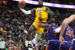 L. Jameso vedami „Lakers“ krepšininkai nusileido „Suns“ ekipai