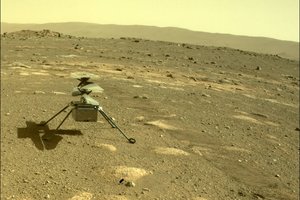 Už Marse esančio sraigtasparnio kojos užsikabino neatpažintas objektas: net NASA nežino, kas tai