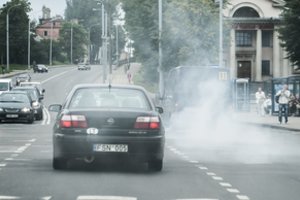 Siūloma uždrausti eksploatuoti automobilius, jei vizualiai matomi nebūdingi dūmai