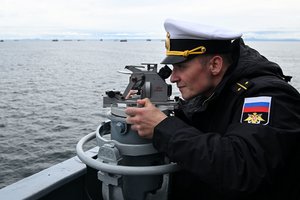 Pabėgti bet kokia kaina: du rusai valtimi perplaukė pavojingą jūrą ir išsilaipino Aliaskoje