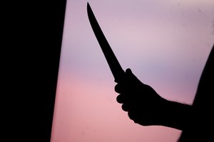 Radviliškio rajone vyras sumušė sutuoktinę ir grasino ją nužudyti peiliu