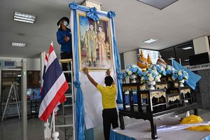 Tailando karalius aplankys išpuolio vaikų darželyje aukų gedinčias šeimas