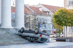 Praeivius stebina ir šokiruoja avarija prie Vilniaus rotušės 