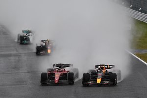 Lietus Japonijoje jaukia „Formulės 1“ etapą: pasipylė avarijos, lenktynės sustabdytos trečiajame rate