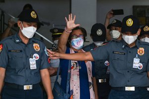 Filipinuose kalinama buvusio prezidento kritikė buvo paimta įkaite pabėgti bandžiusių kovotojų