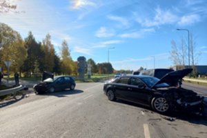 Didelė avarija Kaune: susidūrė 3 automobiliai, nukentėjo 2 žmonės