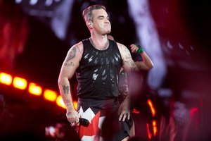 Robbie Williamsas gastroles Airijoje ir Didžiojoje Britanijoje pradėjo dviem anšlaginiais šou
