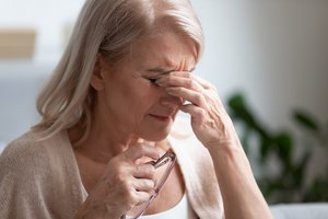 Vaistininkė įspėja: 5 klaidos, galinčios sukelti akių įtampą ir sausumą