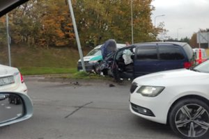 Nuo policijos Vilniuje sprukęs girtas vairuotojas sukėlė avariją – apdaužyti automobiliai ir stulpas