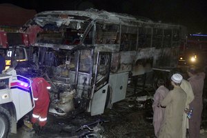 Pakistane užsidegus autobusui žuvo 18 bėgusių nuo potvynio žmonių