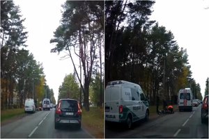 Žiauri avarija Kaune: susidūrus motociklui ir paspirtukui, abiejų transporto priemonių vairuotojai išvežti į ligoninę