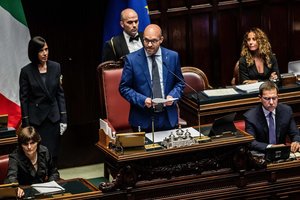 Italijos parlamento žemųjų rūmų pirmininku išrinktas ultrakonservatyvių pažiūrų politikas